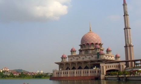 Masjid Putra Malaysia, Masjid Terapung di Atas Danau (1)
