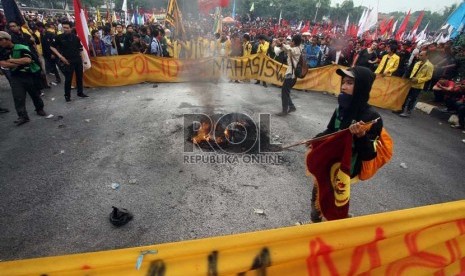 Massa buruh menggelar aksi unjuk rasa menolak kenaikan harga bahan bakar minyak (BBM) di depan Kompleks Parlemen, Senayan, Jakarta, Senin (17/6).   (Republika/Adhi Wicaksono)