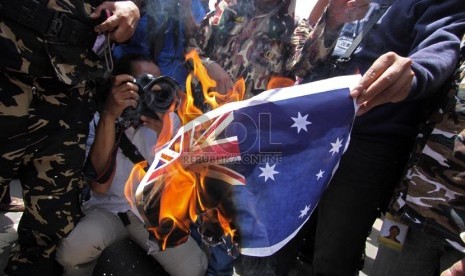 Massa gabungan sejumlah ormas berunjuk rasa di depan Kedubes Australia, Kuningan, Jakarta Selatan, Kamis (21/11).  (Republika/Adhi Wicaksono)