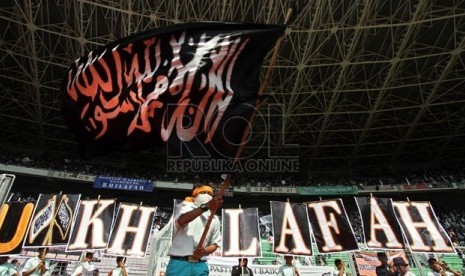 Massa Hizbut Tahrir Indonesia (HTI) mengikuti puncak acara Muktamar Khilafah 2013 di Stadion Gelora Bung Karno, Jakarta, Ahad (2/6).  (Republika/Adhi Wicaksono)