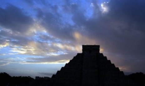 Matahari terbit di belakang kuil Kukulkan di reruntuhan kota suku Maya di Chichen Itza, Meksiko