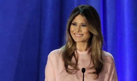 Ralph Lauren Rancang Gaun Melania Trump