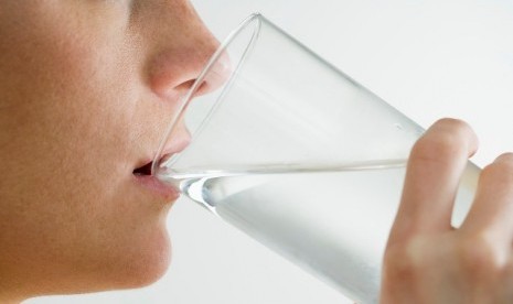 Bahaya Mengerikan Minum Air Putih Sambil Berdiri 