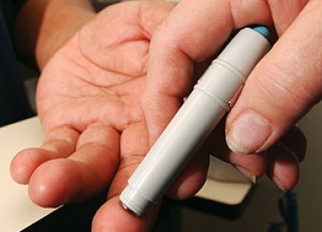 Mengukur kadar gula darah pada penderita diabetes