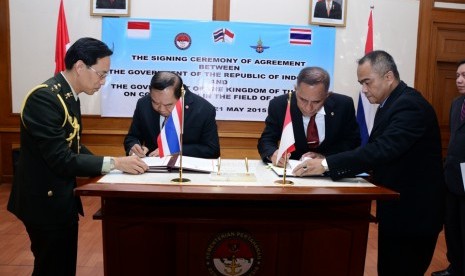 Menhan Ryamizard Ryacudu menandatangani MoU dengan Menhan Thailand Jenderal Prawit Wongsuwon.