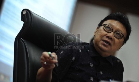 Menteri Dalam Negeri Tjahjo Kumolo menyampaikan pernyataan pers tentang kebijakan dan agenda prioritas Kemendagri pada tahun 2015 dan 2016 di Kantor Pusat Kemendagri, Jakarta, Selasa (6/1)