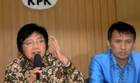 Menteri Kehutanan dan Lingkungan Hidup Siti Nurbaya dan Gubernur Sumut Gatot Pujo Nugroho menggelar konferensi pers tentang eksekusi 47 ribu hektare lahan di Padang Lawas, usai bertemu KPK, Jakarta, Selasa (28/4).