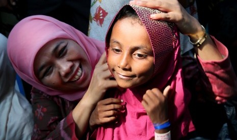 Menteri Sosial Khofifah Indar Parawansa berdialog dengan anak pengungsi suku Rohingya asal Myanmar yang terdampar di perairan Aceh di tempat penampungan sementara, Desa Bayen, Kecamatan Rantau Selamat, Aceh Timur, Aceh, Minggu (24/5). 