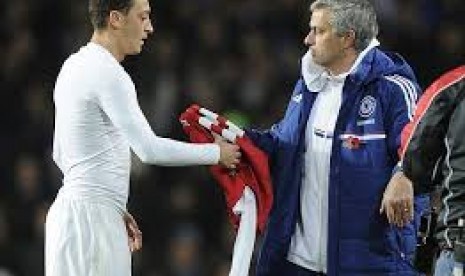 Mesut Oezil (kiri) saat memberikan jersey Arsenal kepada mantan mentornya Jose Mourinho.