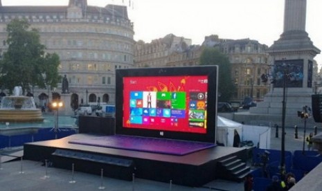 Microsoft pajang Tablet Surface raksasa di London. 