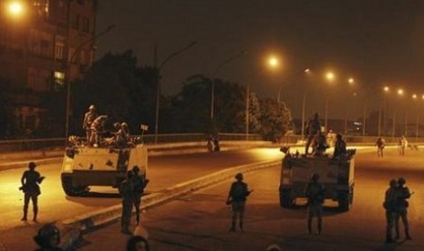 Militer Mesir bersiaga di jalanan Ibu Kota Kairo