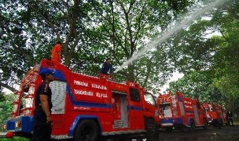 Wah, Pria ini Kepalanya Terjebak di Tong Sampah