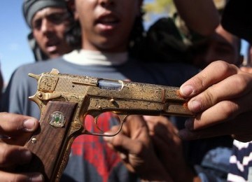 Qaddafi Ditembak dengan Senjatanya Sendiri yang Berlapiskan Emas