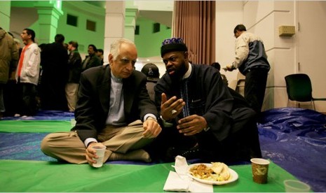 Muslim Amerika berbincang dalam sebuah masjid di New York