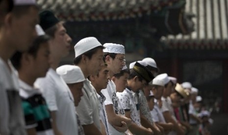 Muslim Cina dari kalangan etnis Hui tengah melaksanakan shalat.
