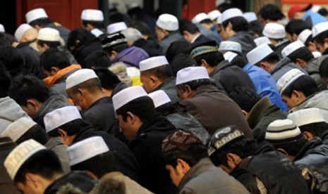 Muslim di Cina saat melaksanakan saat berjamaah.