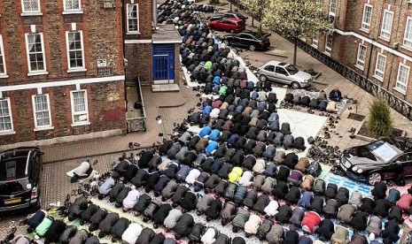 Muslim Inggris menunaikan shalat Jumat. Islam berkembang sangat pesat di negara Ratu Elizabeth tersebut.