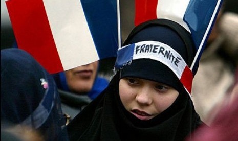 Prancis Negara Rasis dan  Islamophobia : Muslimah 15 Tahun Tantang Hukum Prancis Demi Pakai Rok Panjang