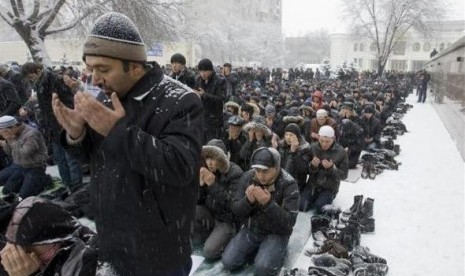  Muslim Rusia melaksanakan shalat Jumat berjamaah.