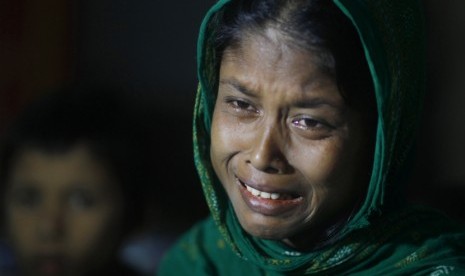  Muslimah Rohingya menangis di kamp penjaga perbatasan Bangladesh, suaminya tewas dibunuh dalam kekerasan sektarian di Taknaf,Bangladesh,Jumat (22/6).  (Saurabh Das/AP)