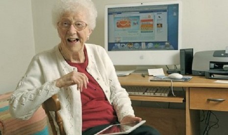 Nenek 105 Tahun Lulus Ujian Perpanjangan SIM