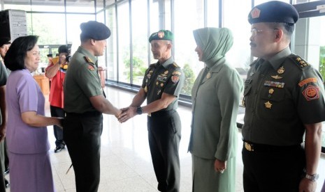 Panglima TNI Jenderal Gatot Nurmantyo menyalami KSAD Jenderal Mulyono.