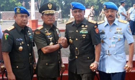 Panglima TNI Jenderal Moeldoko (kedua kiri).