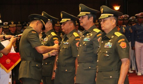 Panglima TNI Jenderal TNI Gatot Nurmantyo melantik kepala Bais dan Danjen Akademi TNI.
