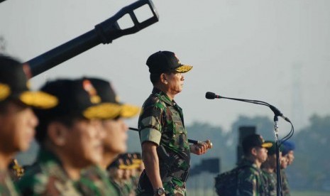 Panglima TNI Jenderal TNI Moeldoko saat memimpin sebuah apel prajurit TNI
