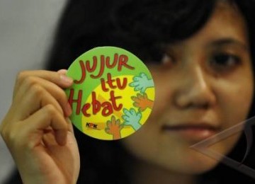 Panitia menunjukan stiker bertema kejujuran yang dibagikan saat Deklarasi Koalisi Masyarakat Pendukung Kejujuran di aula Mahkamah Konstitusi, Jakarta, Kamis (16/6). Acara deklarasi tersebut terinspirasi dari kejujuran Siami.