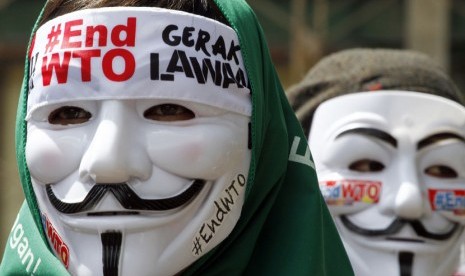 Para aktivis berunjuk rasa memprotes pertemuan Konferensi Tingkat Menteri Organisasi Perdagangan Dunia (WTO) di Denpasar, Bali, Selasa (3/12).   (AP/ Firdia Lisnawati)