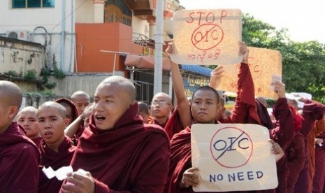 Para biksu Myanmar tujun ke jalan, memprotes bantuan OKI terhadap Muslim Rohingnya, Jumat (12/10).