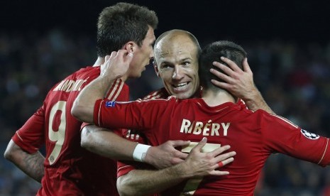  Para pemain Bayern Muenchen Arjen Robben (tengah), Franck Ribery (kanan) dan Mario Mandzukic (kiri), merayakan kemenangan tim mereka saat menundukkan Barcelona dalam laga pertemuan kedua semifinal Liga Champions  di Camp Nou, Kamis (2/5) dini hari WIB.   