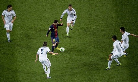 para-pemain-bertahan-real-madrid-mengurung-lionel-messi-pada-_130227103313-246.jpg