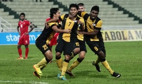 Para pemain Timnas Malaysia U-23 merayakan sebuah gol.