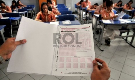  Para siswa mengikuti pelaksanaan ujian nasional (UN) hari terakhir di ruang kelas SMUN 1 Jakarta, Kamis (18/4).   (Republika/Prayogi)