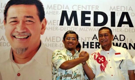  Pasangan calon gubernur Jabar Ahmad Heryawan-Deddy Mizwar bersalaman saat memantau hasil perhitungan cepat (Quick Count) di Media Center Aher-Deddy di Bandung, Jawa Barat, Ahad (24/2). 