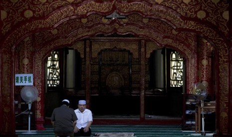 Warga muslim Cina tengah beribadah di dalam Masjid Niujie, Beijing, Selasa (16/7).(AP/Andy Wong)