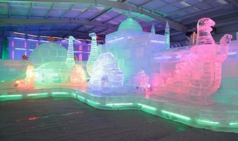 Patung es karya seniman Cina dipajang dalam pameran --2Degree Ice Art, di Singapura.