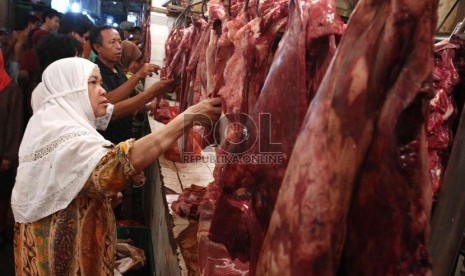 Seorang pembeli tengah memilih daging sapi lokal di Pasar Senen, Jakarta Pusat, Selasa (6/8). (Republika/Adhi Wicaksono)
