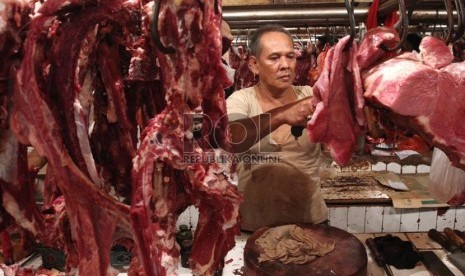 Pedagang daging sapi lokal di Pasar Senen, Jakarta Pusat, Selasa (6/8). (Republika/Adhi Wicaksono)