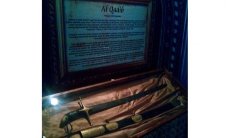 Pedang Rasulullah, Al-Qadib yang dipamerkan pada ajang Islamic Book Fair 2014 di Istora Senayan, Gelora Bung Karno, Jakarta, Jumat (28/2).