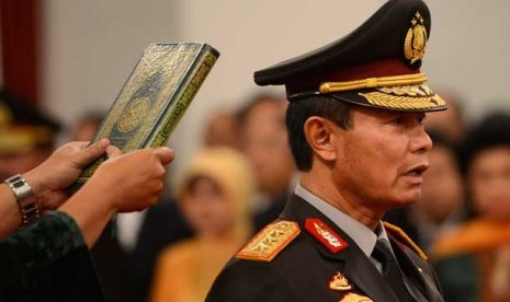 Pejabat baru Kapolri Komjen Pol Sutarman mengucapkan sumpah jabatan saat pelantikan di Istana Negara, Jakarta, Jumat (25/10). 