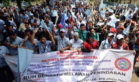   Pekerja melakukan longmarch saat mogok kerja dalam unjuk rasa gabungan dari Federasi Serikat Pekerja Metal Indonesia (FSPMI), Asosiasi Pekerja Indonesia (Aspek), Konfederasi Serikat Pekerja Indonesia (KSPI), dan organisasi buruh lainnya di Kawasan Indust