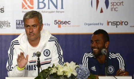 Pelatih Chelsea Jose Mourinho (kiri) didampingi pemain Chelsea Ashley Cole (kanan) seusai konferensi pers di Jakarta, Selasa (23/7).     (Antara/Prasetyo Utomo)   