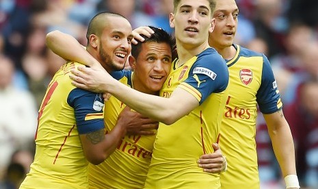 Pemain Arsenal merayakan gol.