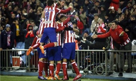 Pemain Atletico Madrid merayakan gol Diego Costa saat mengalahkan Levante 3-2 di laga La Liga Spanyol di Stadion Vicente Calderon, Madrid, Sabtu (21/12). 