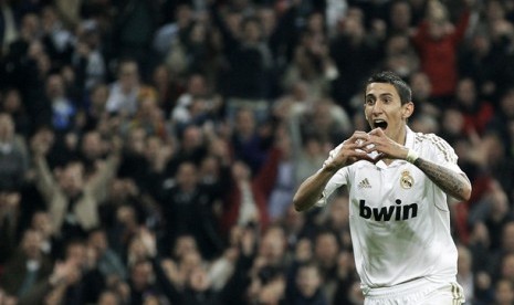 Pemain Real Madrid asal Argentina, Angel Di Maria meluapkan kegembiraannya setelah mencetak gol ke gawang Atletico Madrid dalam lanjutan Liga Spanyol di Santiago Bernabeu, Sabtu (26/11) 2011. 