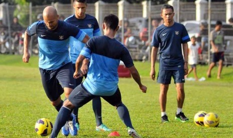  Pemain timnas Indonesia Serginho Van Dijk (kiri) saat mengikuti pemusatan latihan di lapangan C,Senayan,Jakarta, Selasa (4/6).