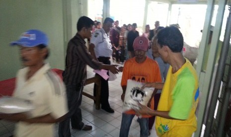 Pembagian zakat fitrah di Masjid Al Azhar, Jakarta, Rabu (7/8)
